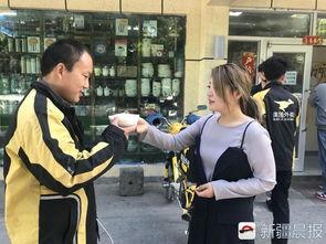 明星老板送外卖小哥,温情互动暖人心